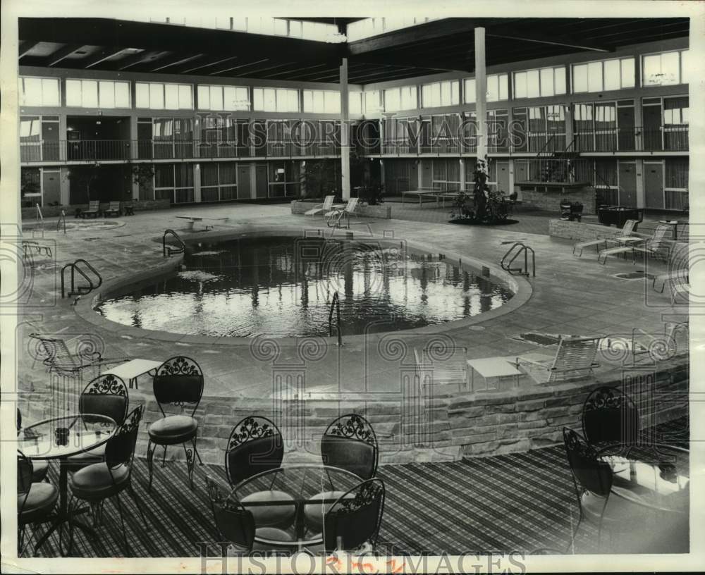 1974 Press Photo Interior of the Airport Holiday Inn - nob40276
