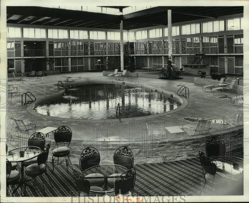 Load image into Gallery viewer, 1974 Press Photo Interior of the Airport Holiday Inn - nob40276
