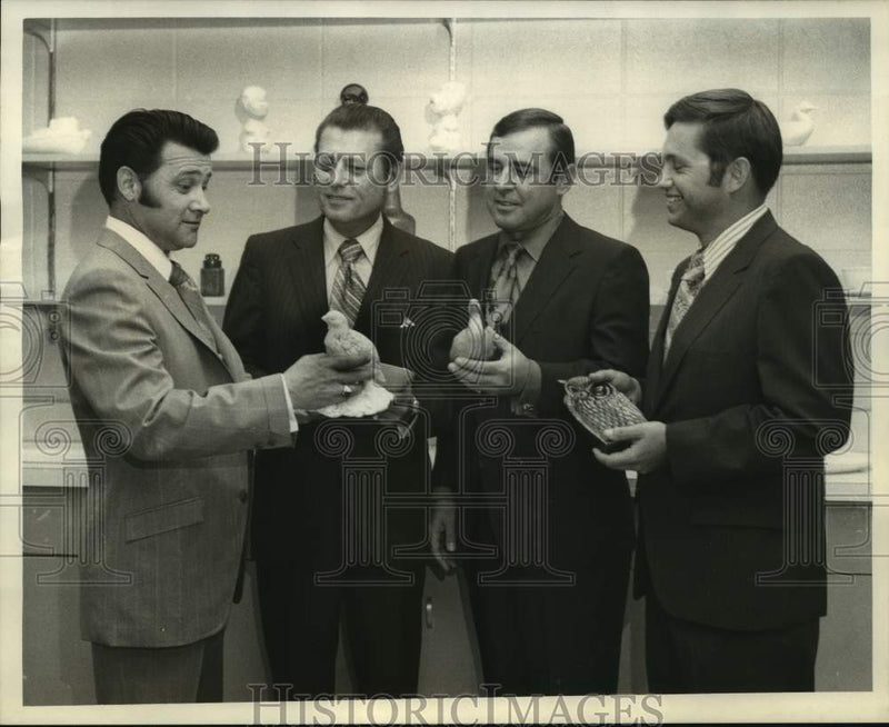 Load image into Gallery viewer, 1971 Press Photo Samuel Howe Special School officials look at ceramics

