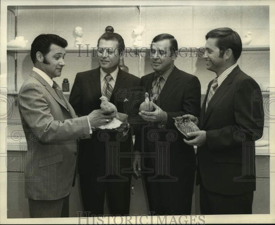 1971 Press Photo Samuel Howe Special School officials look at ceramics