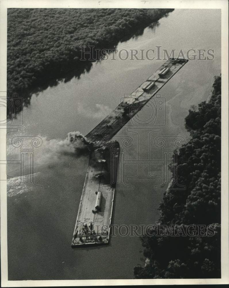 1971 Press Photo Fuel Barge burns in the Intracoastal Waterway- Historic Images