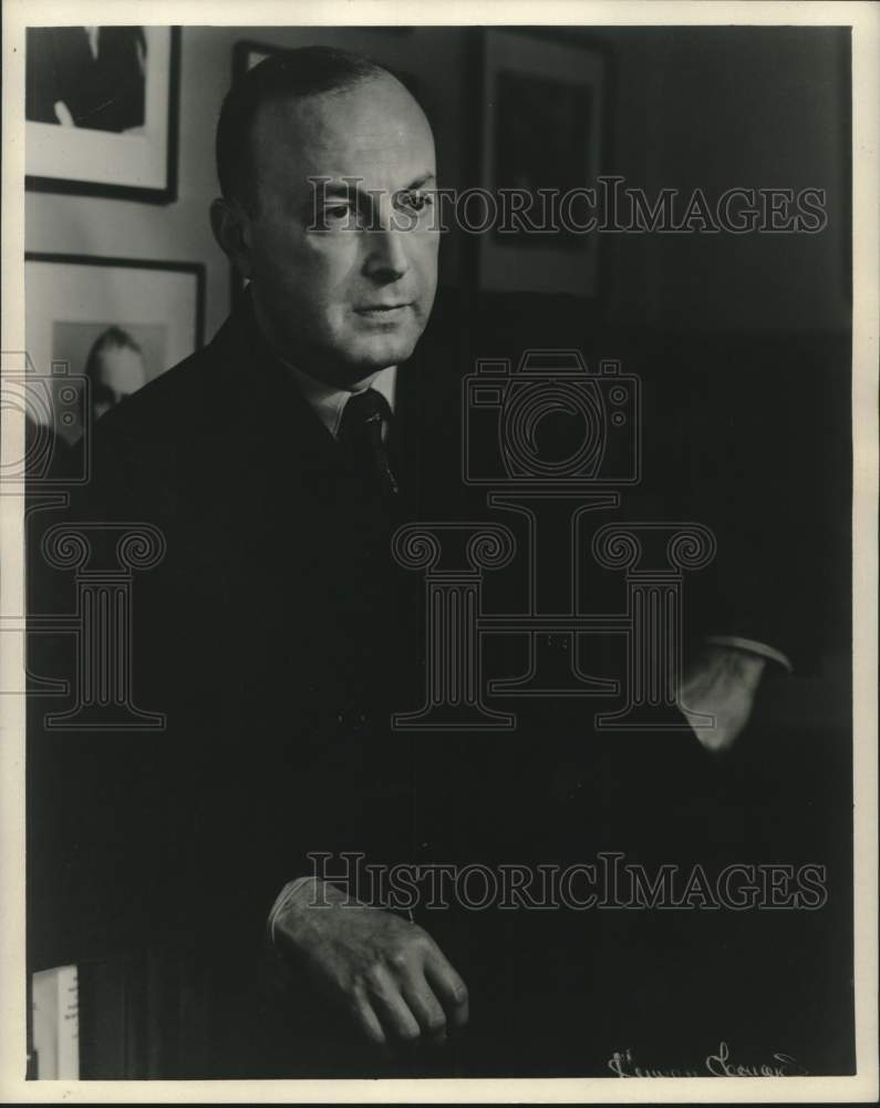 1959 Press Photo Eliot Janeway, president of the Janeway Research Corporation
