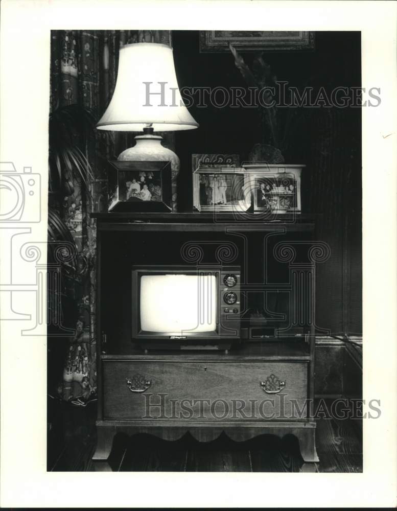 1987 Press Photo Antique bachelors chest changed into television cabinet- Historic Images