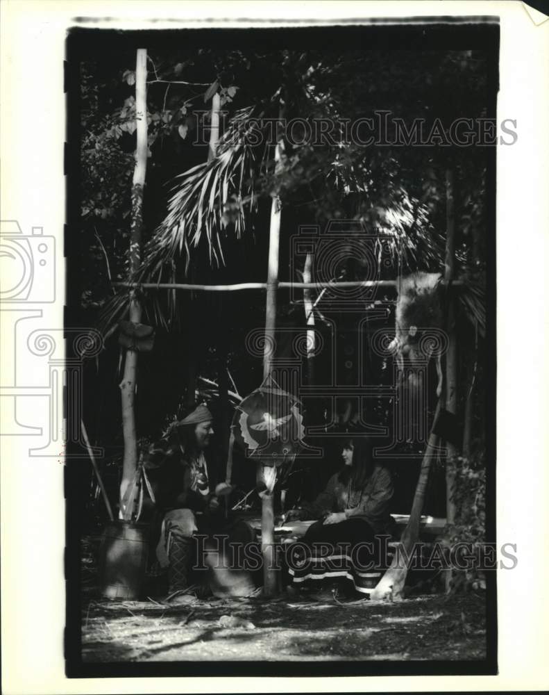 1992 Press Photo Greyhawk Perkins &amp; daughter Christy in the palmetto hut.- Historic Images