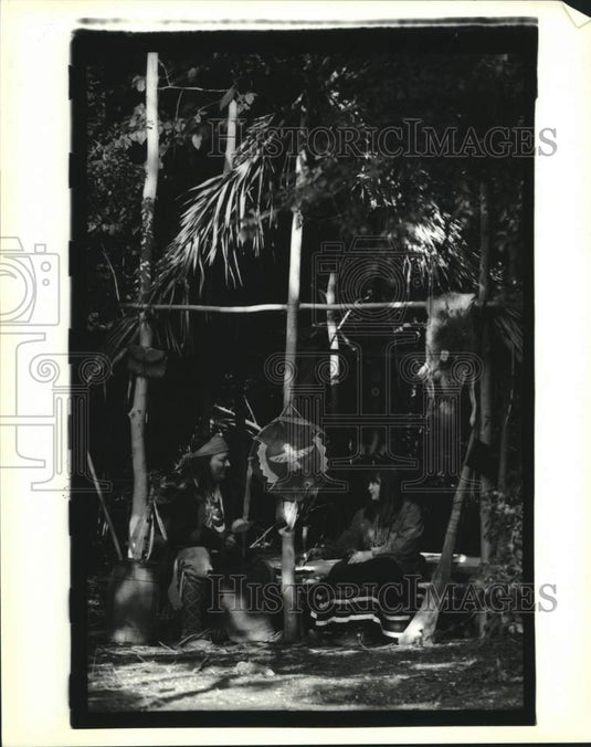 1992 Press Photo Greyhawk Perkins & daughter Christy in the palmetto hut.- Historic Images