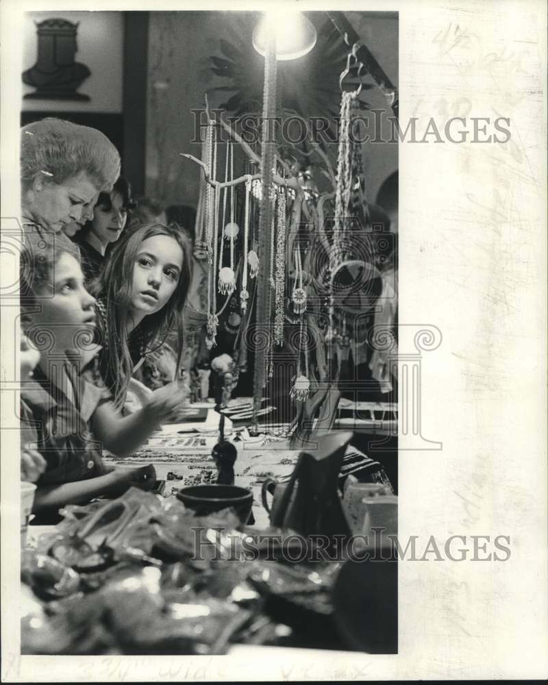 1974 Press Photo Visitors examine crafts which are part of the Indian exhibit.- Historic Images