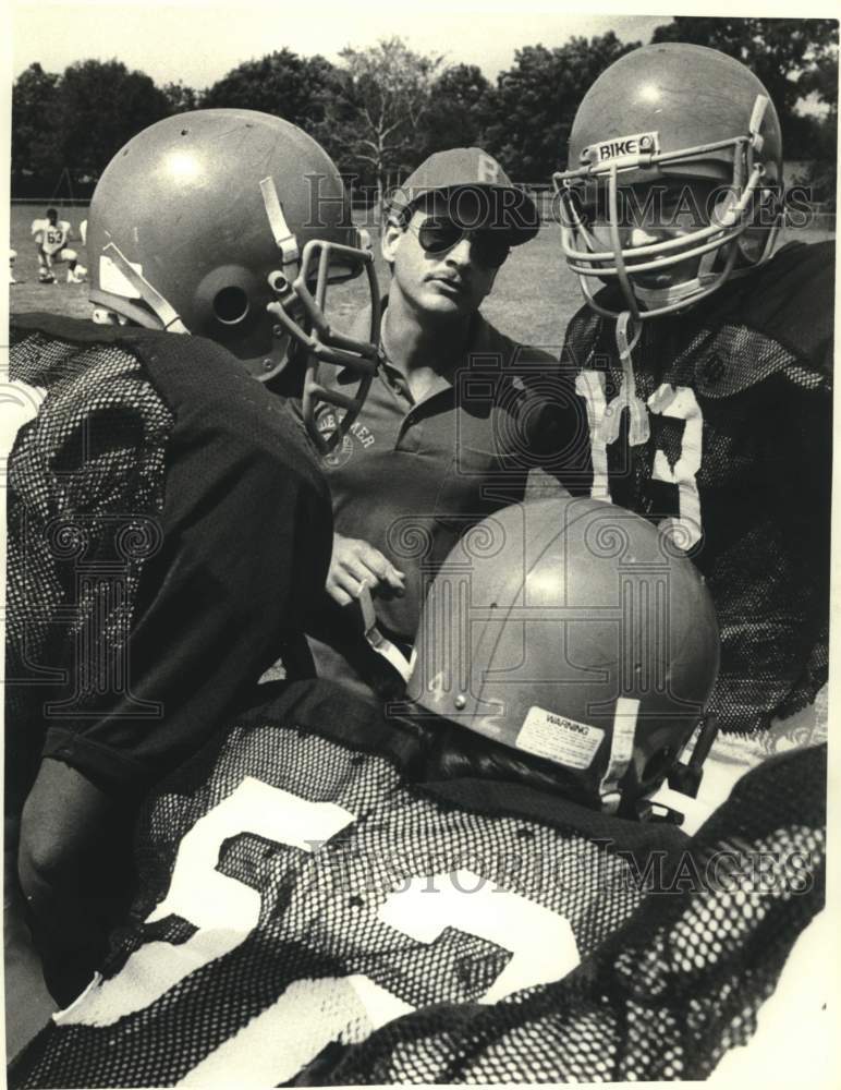 1985 Press Photo Redeemer coach Eddie Jacquillard in huddle with his players- Historic Images