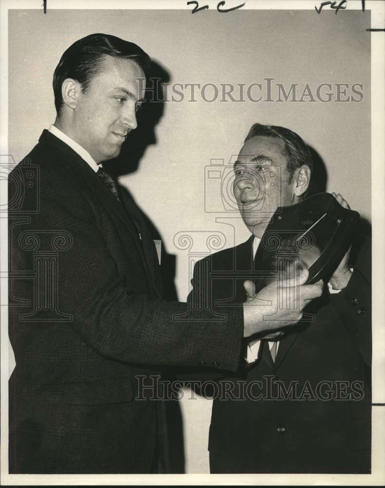 1971 Press Photo R.J. Hopman receives plaque presented by Karl E. Martersteck- Historic Images