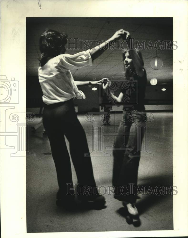 1979 Press Photo Sylvia Dean and Lisa Messina roller skating - nob40784- Historic Images