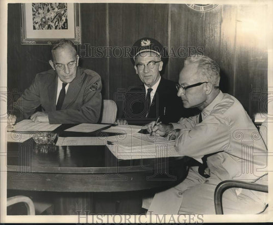 1964 Press Photo Faler Armitage and others meet foreign ships in New Orleans- Historic Images