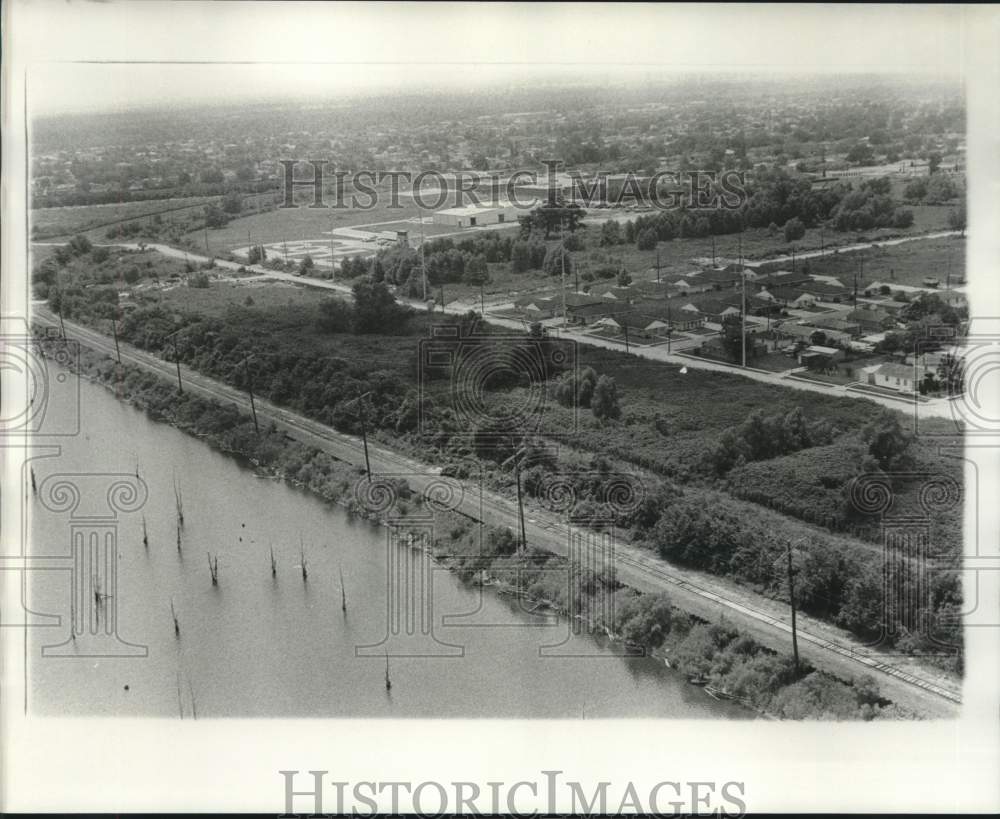 1974 Press Photo Aerial view of the Florida Avenue Levee - nob40820