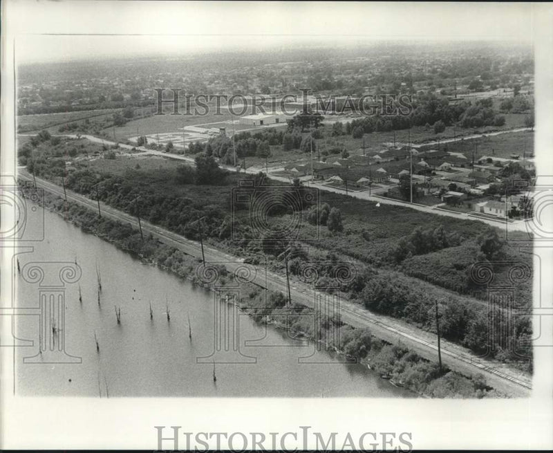 Load image into Gallery viewer, 1974 Press Photo Aerial view of the Florida Avenue Levee - nob40820
