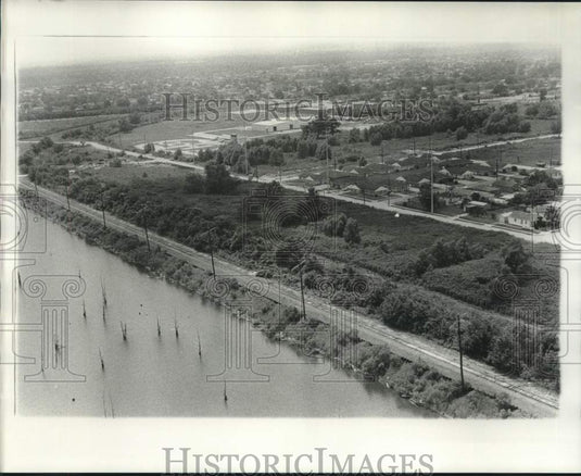 1974 Press Photo Aerial view of the Florida Avenue Levee - nob40820
