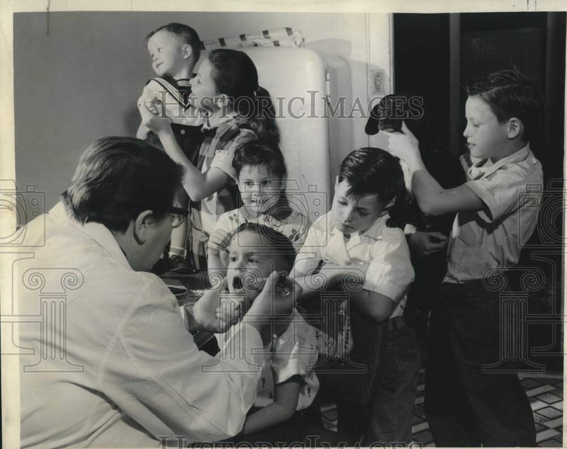 Load image into Gallery viewer, 1959 Press Photo Nurse Dorothy LeBlanc feeds live polio virus vaccine to child
