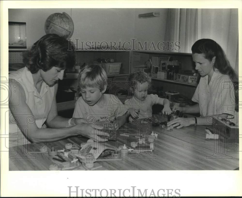 1989 Press Photo Youngsters play with Tinkertoys at Infancy to Independence- Historic Images