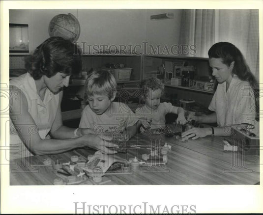 1989 Press Photo Youngsters play with Tinkertoys at Infancy to Independence- Historic Images