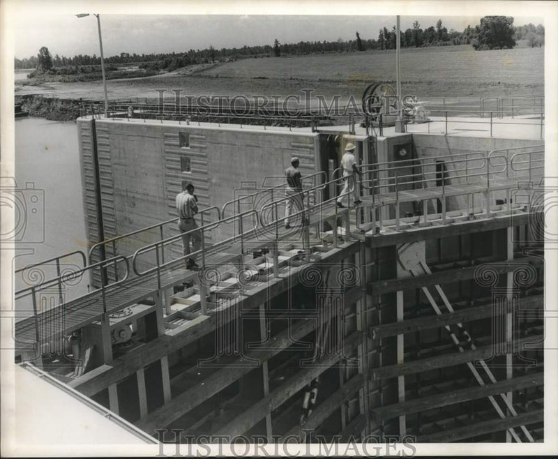 Load image into Gallery viewer, 1961 Press Photo Workers on a walkway of Intracoastal Waterway, Port Allen lock.
