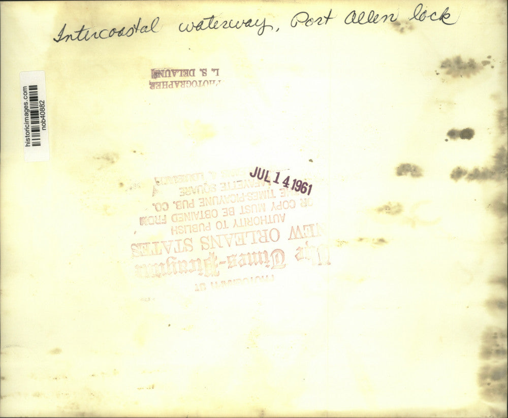 1961 Press Photo Workers on a walkway of Intracoastal Waterway, Port Allen lock.