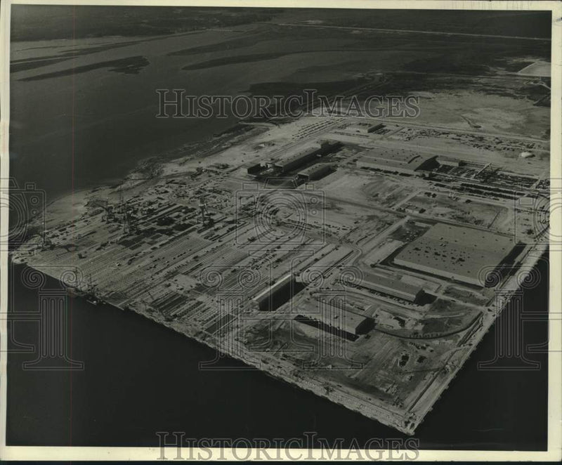 Load image into Gallery viewer, 1970 Press Photo Sprawling mechanized ship-manufacturing facility at Pascagoula.
