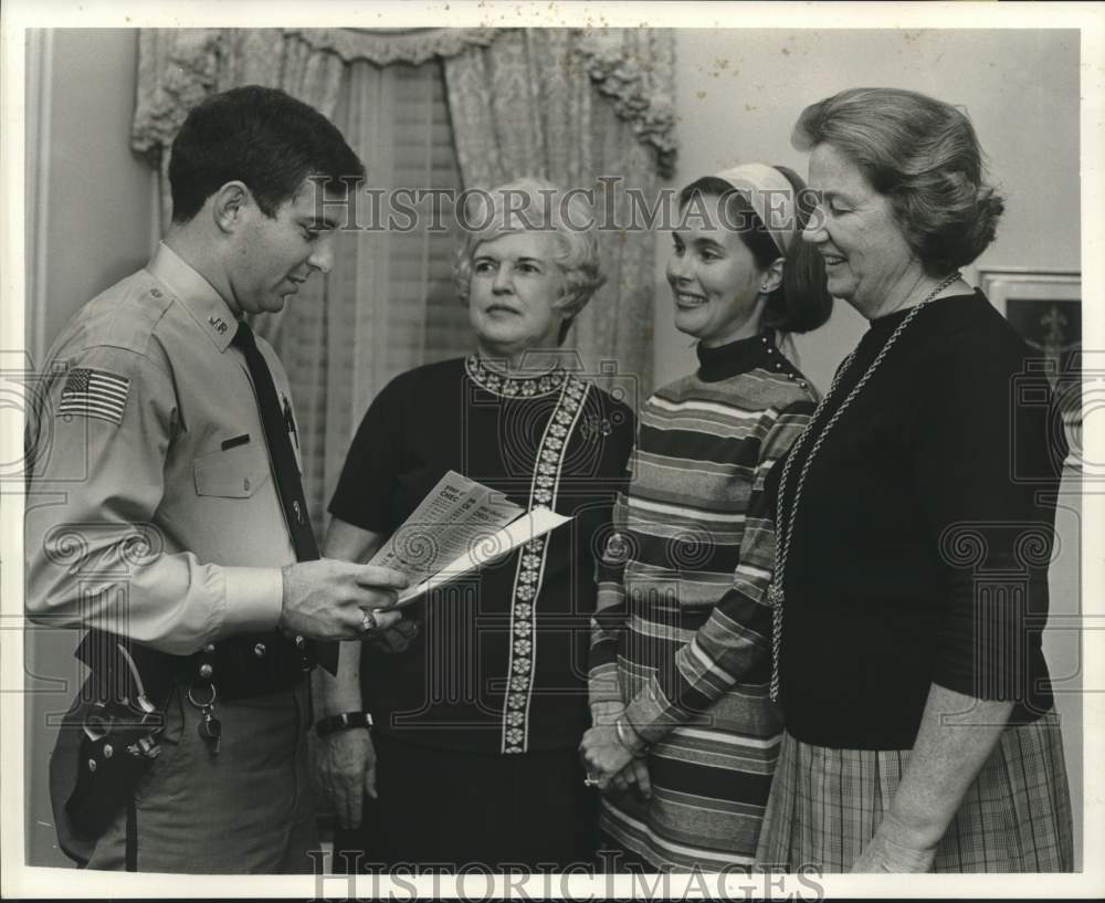 1971 Press Photo Women Against Crime meeting with Jefferson Parish Sheriff