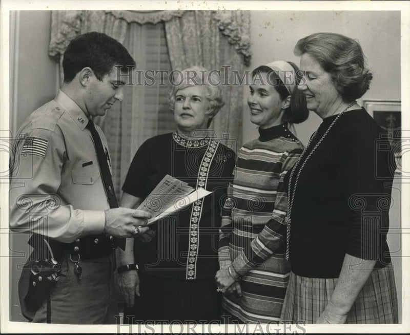 Load image into Gallery viewer, 1971 Press Photo Women Against Crime meeting with Jefferson Parish Sheriff
