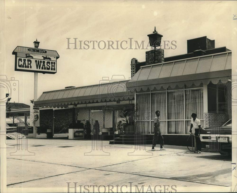 Load image into Gallery viewer, 1972 Press Photo In-N-Out Car wash on St. Mary Street in New Orleans - nob41060

