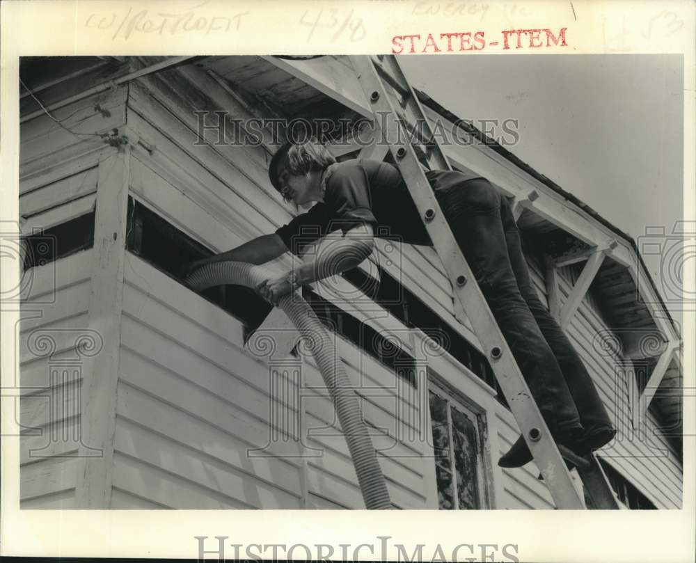 1977 Press Photo A workman blows insulation to &quot;retrofit&quot; house at City Park - Historic Images