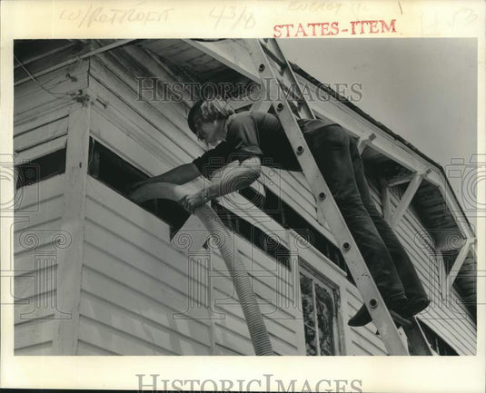 1977 Press Photo A workman blows insulation to "retrofit" house at City Park - Historic Images