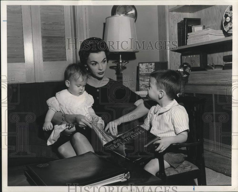 Load image into Gallery viewer, 1973 Press Photo Mrs. Fritz Ingram with children Eileen &amp; Fritz, Jr. at home
