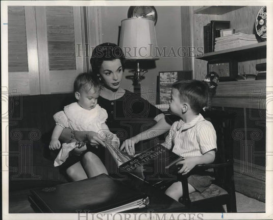1973 Press Photo Mrs. Fritz Ingram with children Eileen & Fritz, Jr. at home