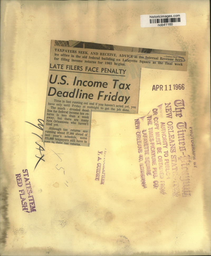 Load image into Gallery viewer, 1966 Press Photo Taxpayers filing income tax returns at Internal Revenue Office
