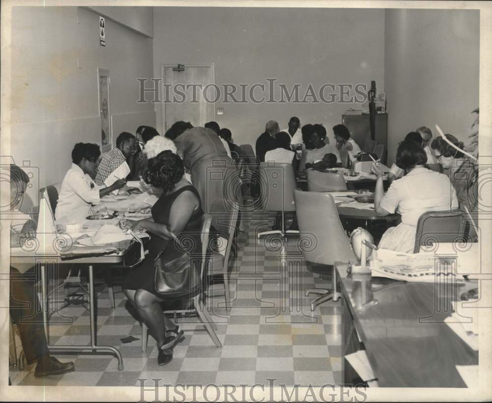 1967 Press Photo Crowd at Internal Revenue Office - nob41161