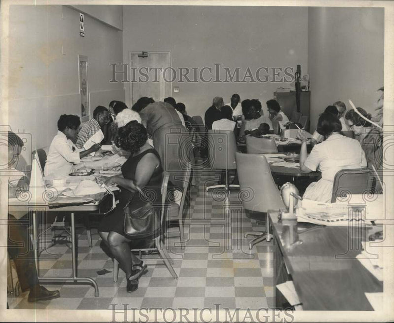 Load image into Gallery viewer, 1967 Press Photo Crowd at Internal Revenue Office - nob41161
