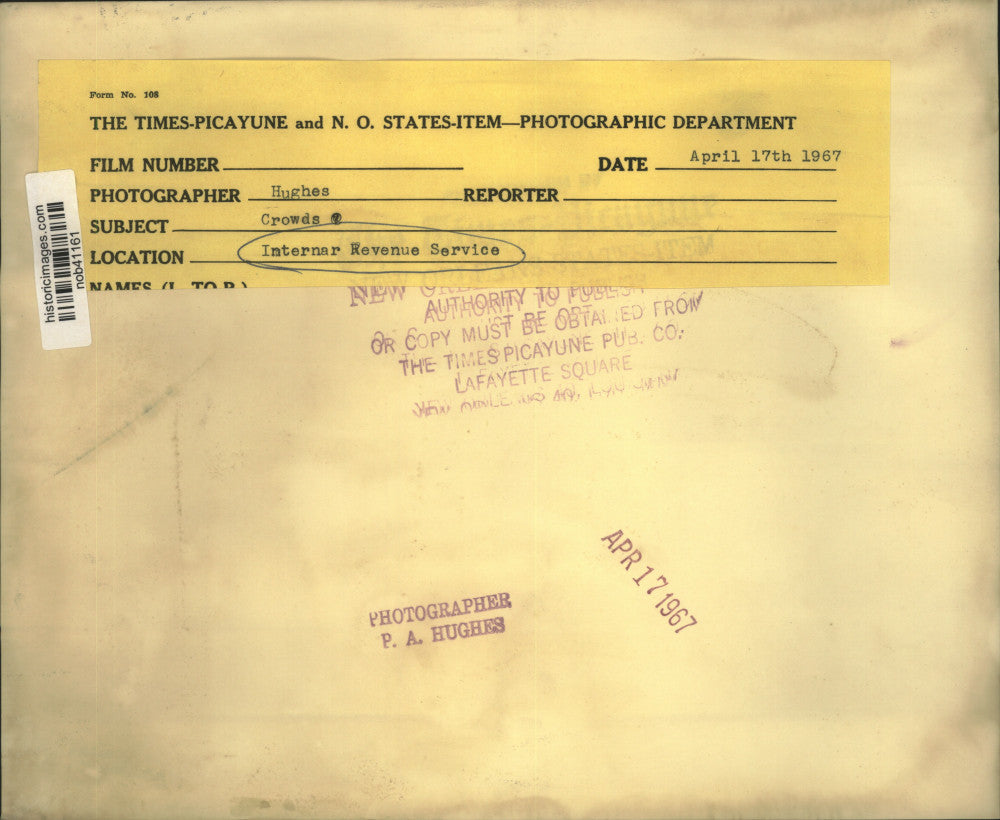 1967 Press Photo Crowd at Internal Revenue Office - nob41161