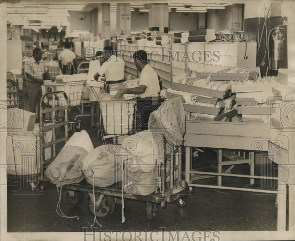 1967 Press Photo postal clerks speedily sort income tax returns at last minute.- Historic Images