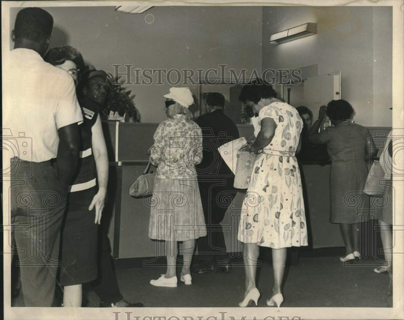 Load image into Gallery viewer, 1967 Press Photo Crowds at the Internal Revenue Office. - nob41166
