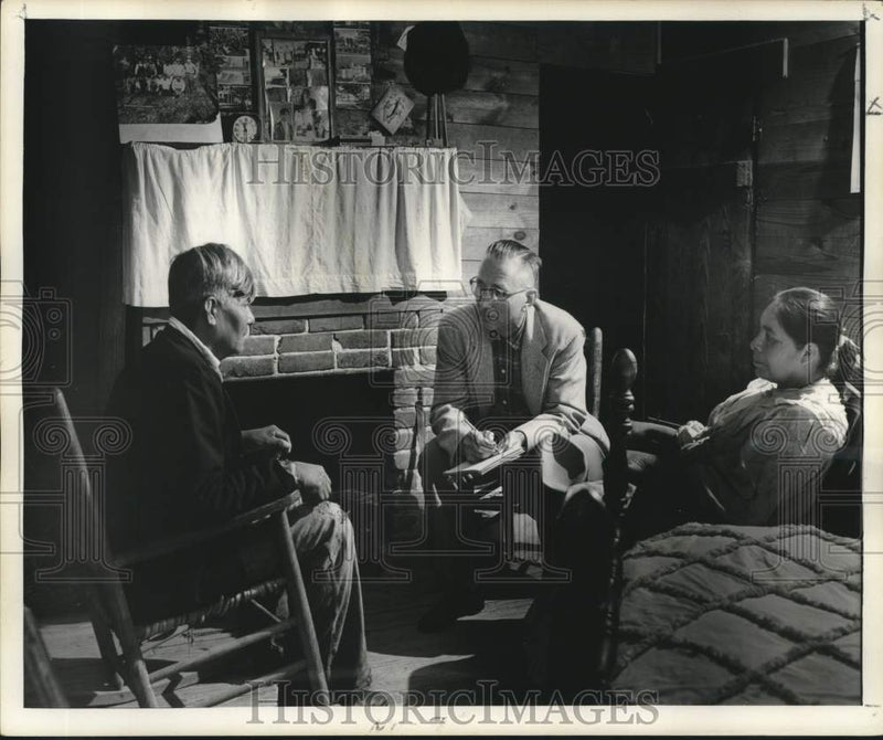 Load image into Gallery viewer, 1959 Press Photo Allen and Florence Moses with Indian Agent Vance - nob41247
