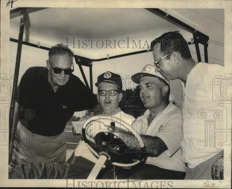 Load image into Gallery viewer, 1971 Press Photo Annual Radio-TV Appliance Dealers Association outing
