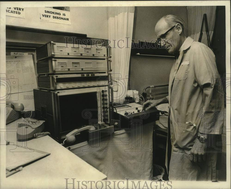 Load image into Gallery viewer, 1972 Press Photo Dr. Albert Hyman operates heart machine at Saramayo Hospital
