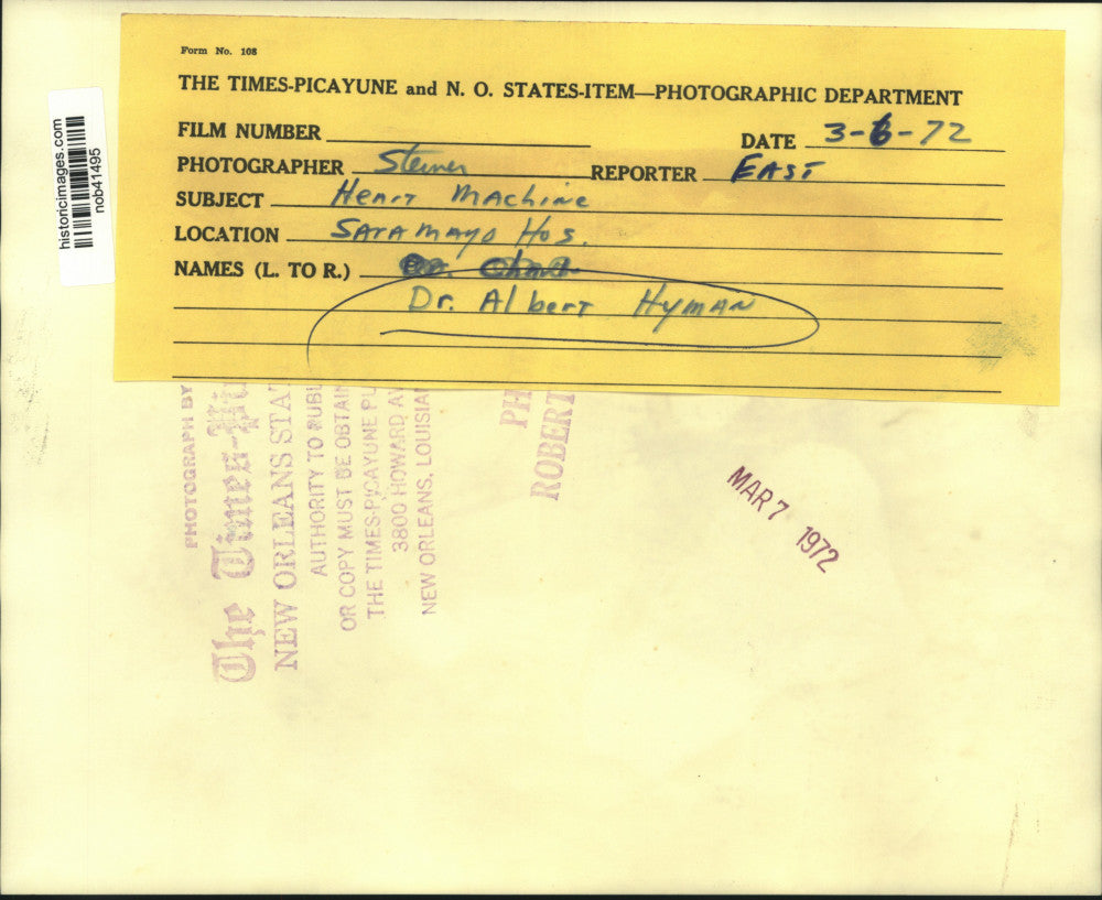 1972 Press Photo Dr. Albert Hyman operates heart machine at Saramayo Hospital