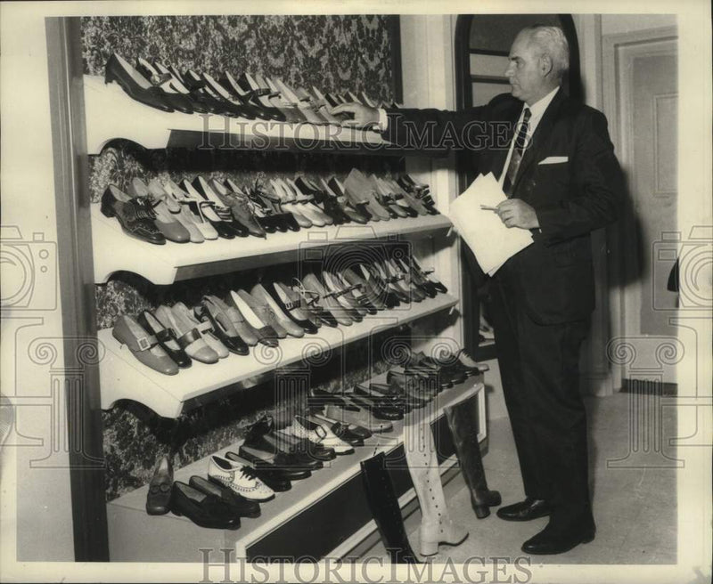 Load image into Gallery viewer, 1968 Press Photo Gus Pizzuto, Manager of Imperial Shoe Store - nob41562
