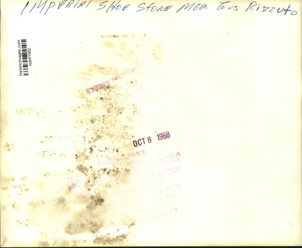 1968 Press Photo Gus Pizzuto, Manager of Imperial Shoe Store - nob41562