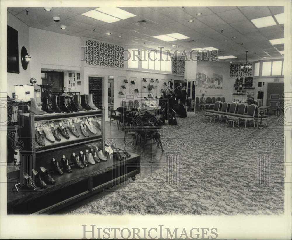 1977 Press Photo Imperial Shoe Store in The Plaza - nob41569