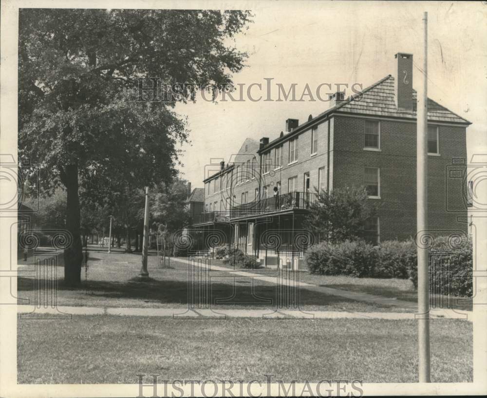 1970 Press Photo Grounds of the Iberville Housing Project- Historic Images