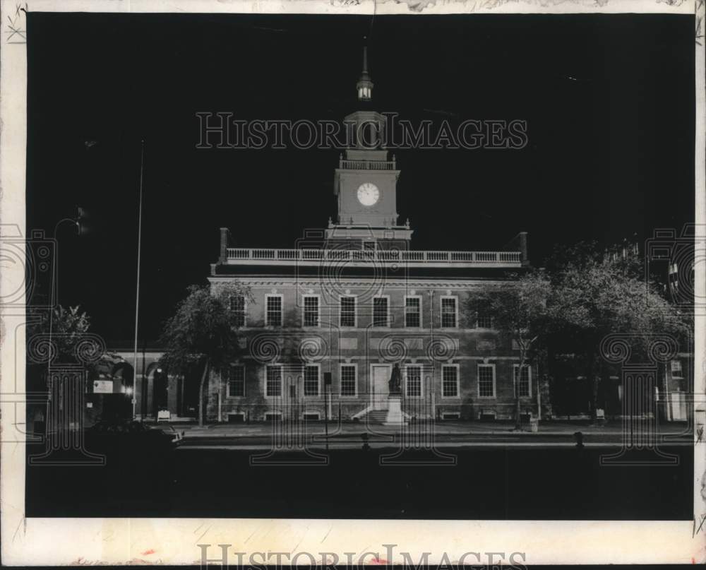 1966 Press Photo Exterior of Independence Hall during night in Philadelphia- Historic Images