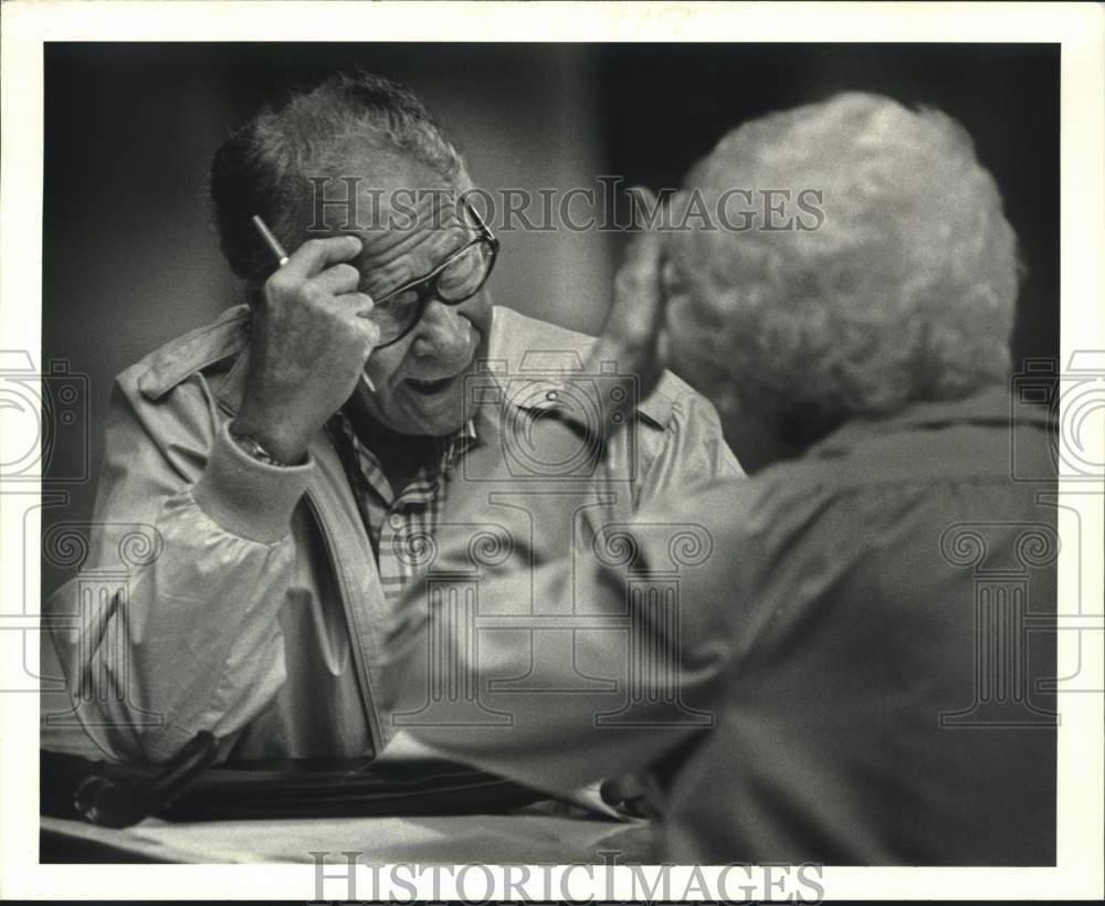 1988 Press Photo Mr. N.O. Cascante questions Maxine Gallagher about his taxes