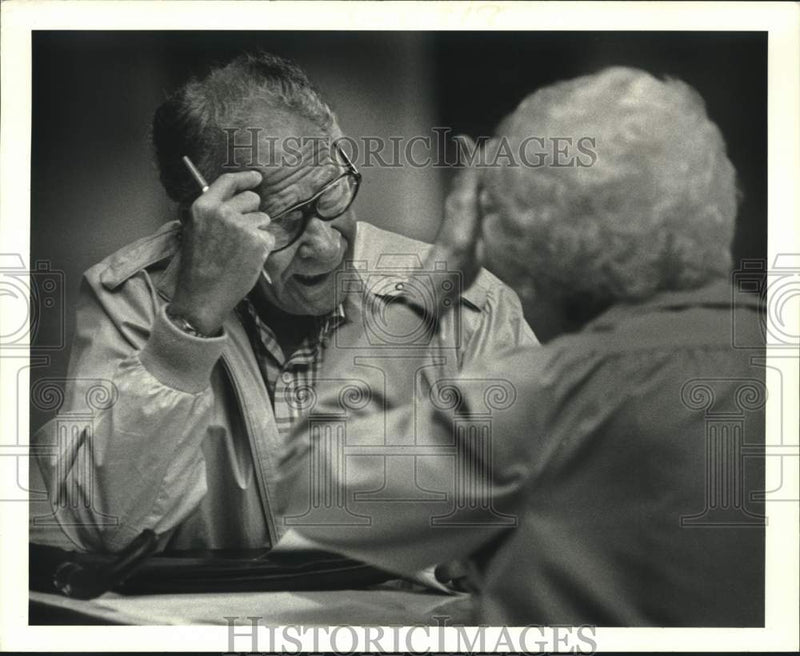Load image into Gallery viewer, 1988 Press Photo Mr. N.O. Cascante questions Maxine Gallagher about his taxes
