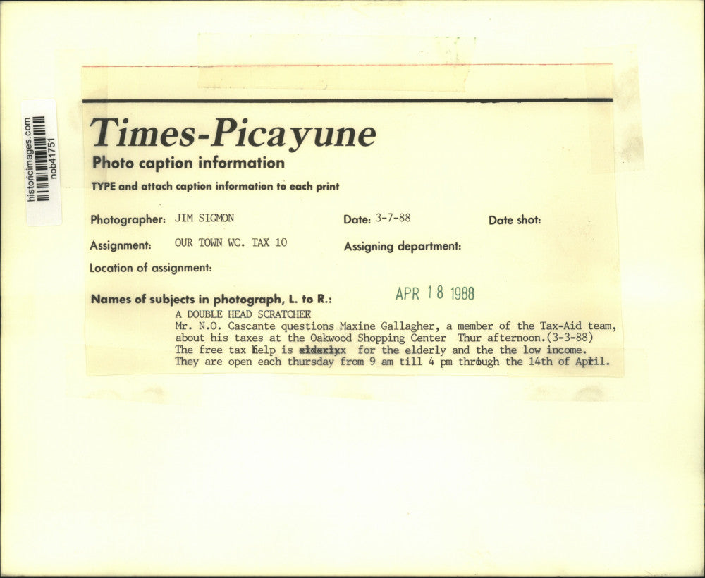 1988 Press Photo Mr. N.O. Cascante questions Maxine Gallagher about his taxes