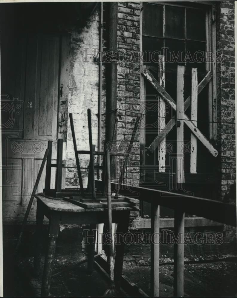 1977 Press Photo Signs of former occupancy, old table and stools in 604-06 Julia
