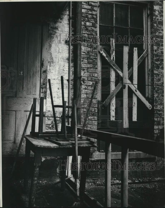 1977 Press Photo Signs of former occupancy, old table and stools in 604-06 Julia